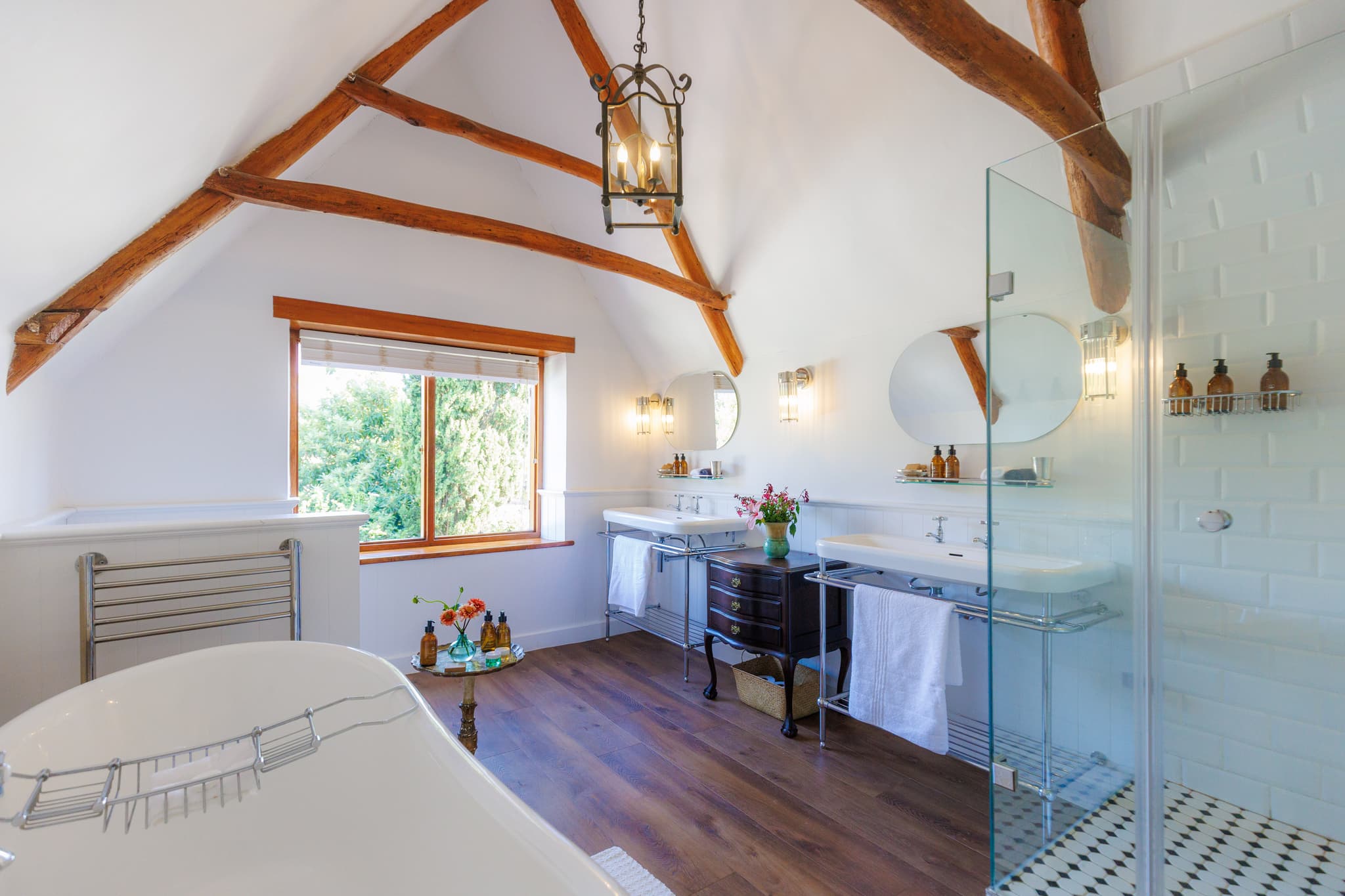 Hydrangea Room - Master bedroom with garden views - Image 4 of 7