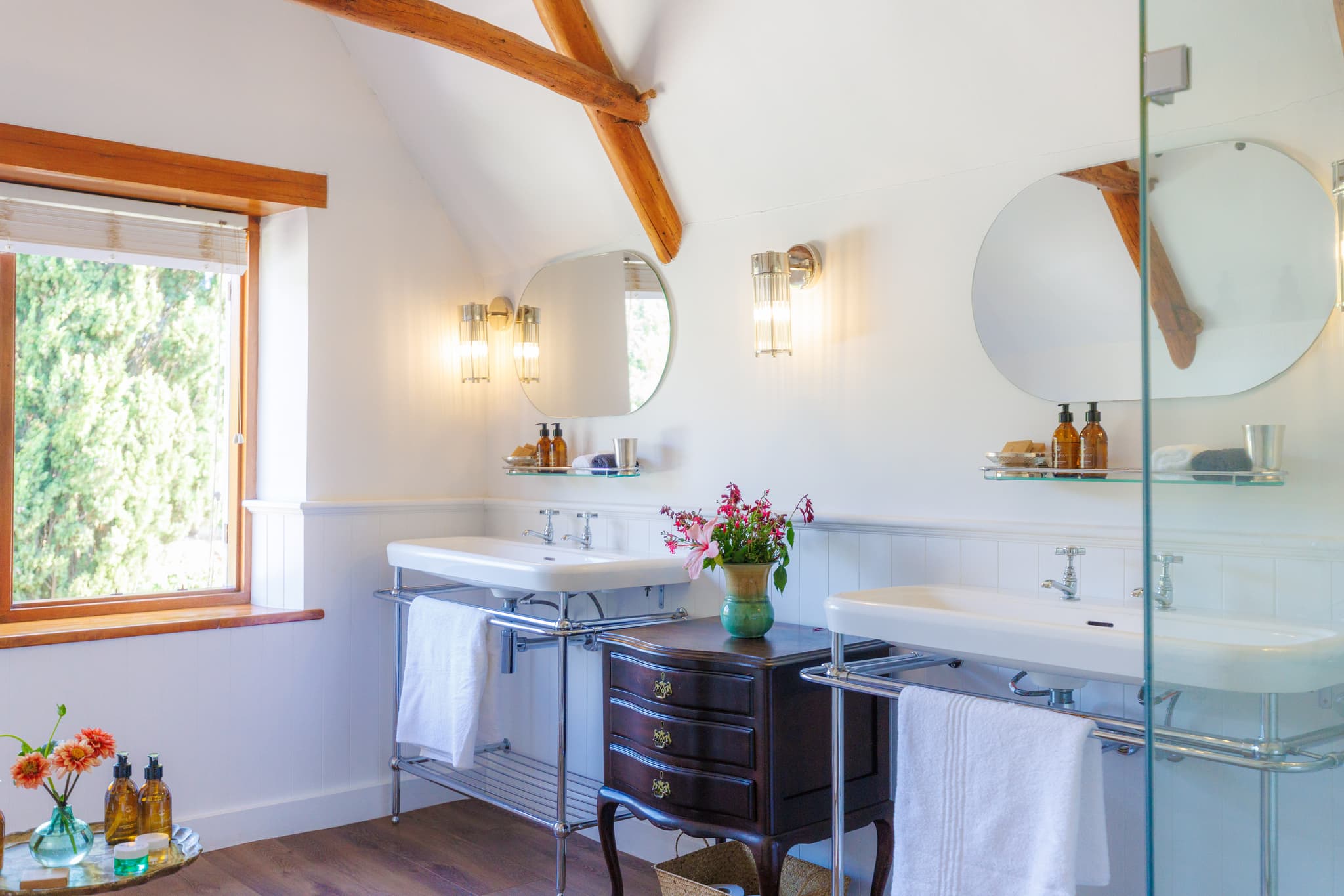 Hydrangea Room - Master bedroom with garden views - Image 6 of 7