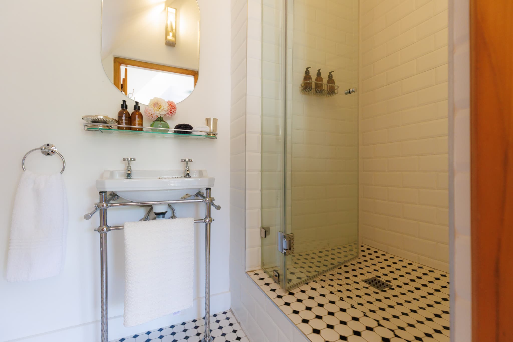 Lily Room - Bedroom overlooking the vineyard - Image 3 of 3