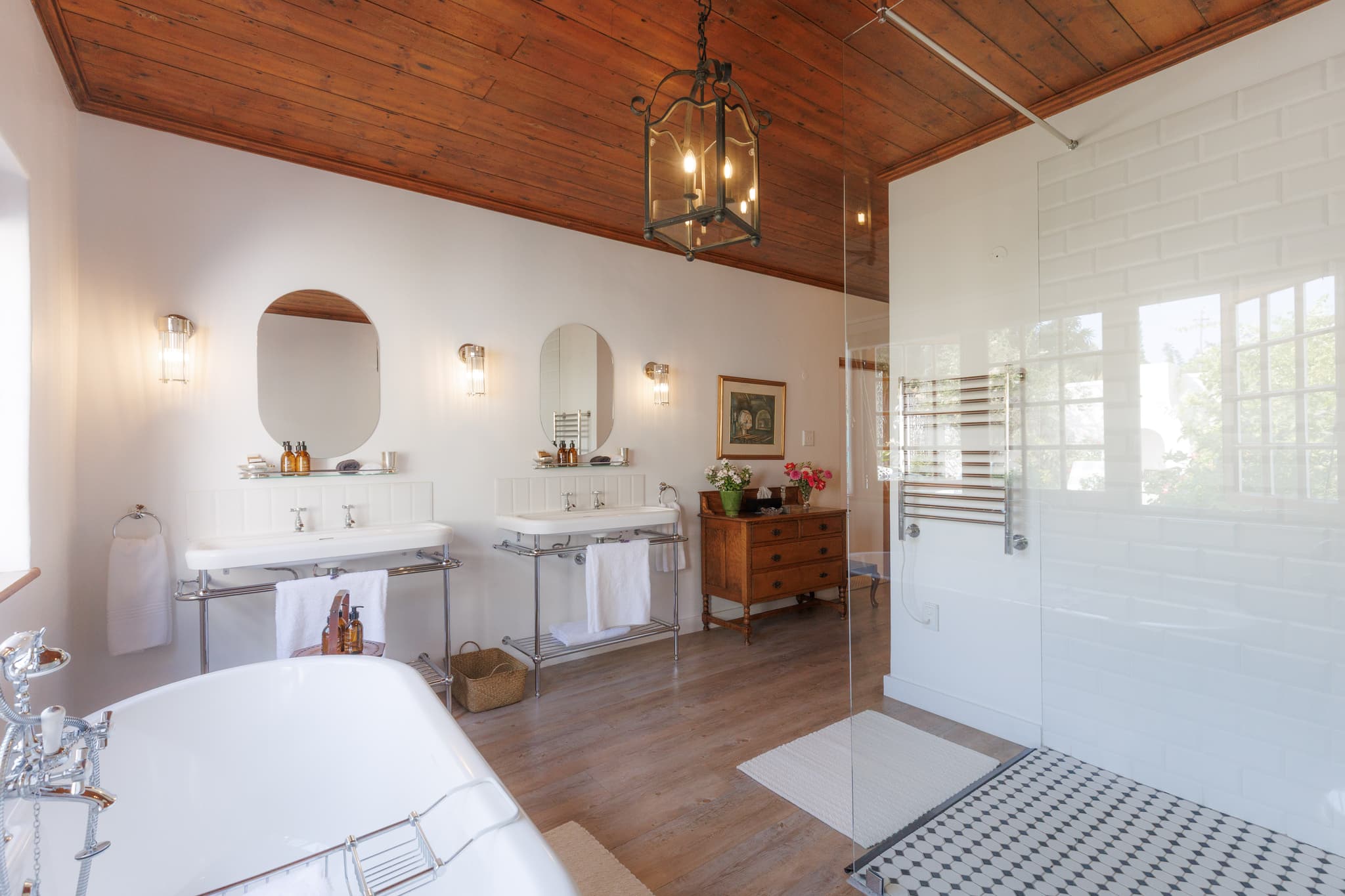 Rose Room - Bedroom with garden views - Image 5 of 6