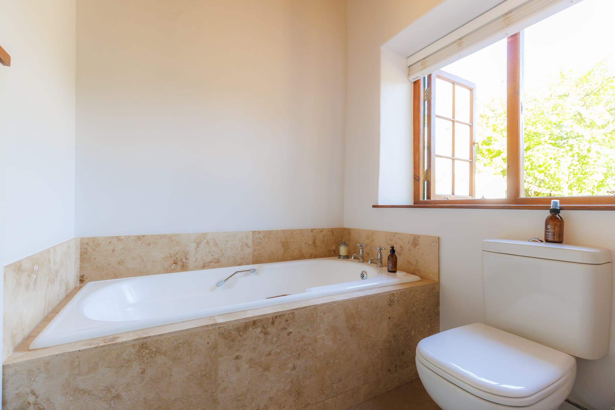 Lavender Room - Cottage bedroom with lawn views - Image 5 of 5