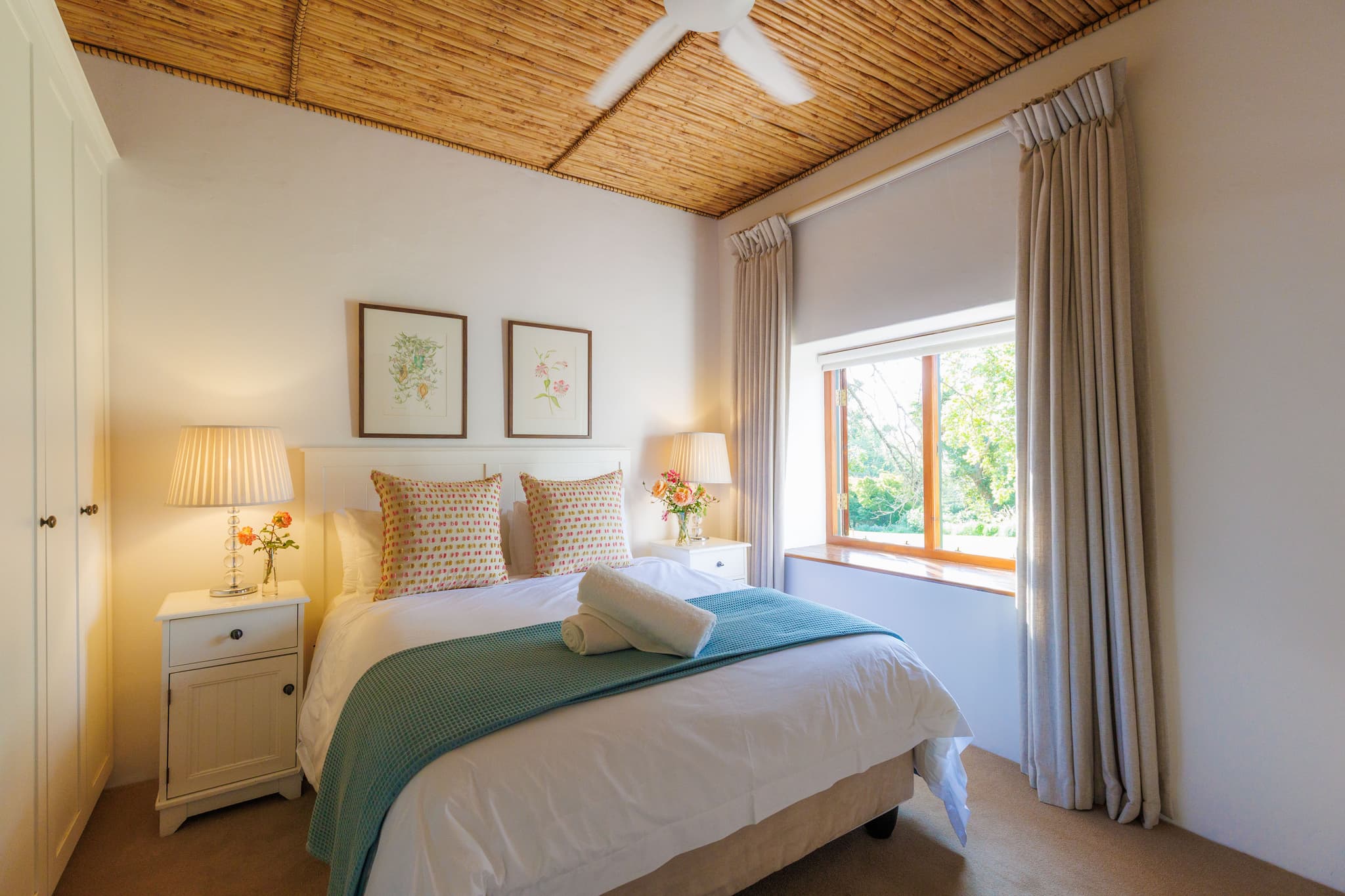 Camellia Room - Cottage bedroom with lawn views - Image 2 of 4