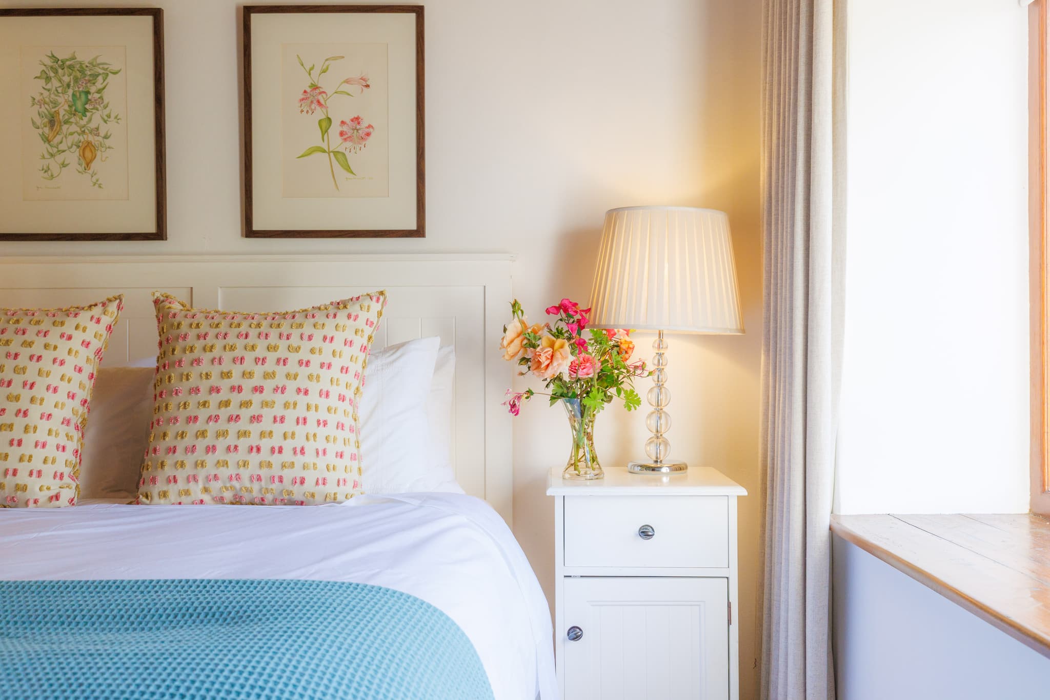 Camellia Room - Cottage bedroom with lawn views - Image 3 of 4